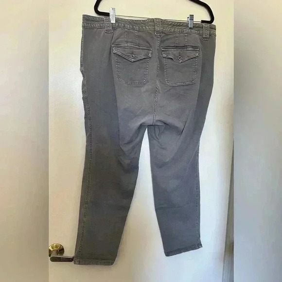 Torrid Olive Capris - Picture 3 of 5